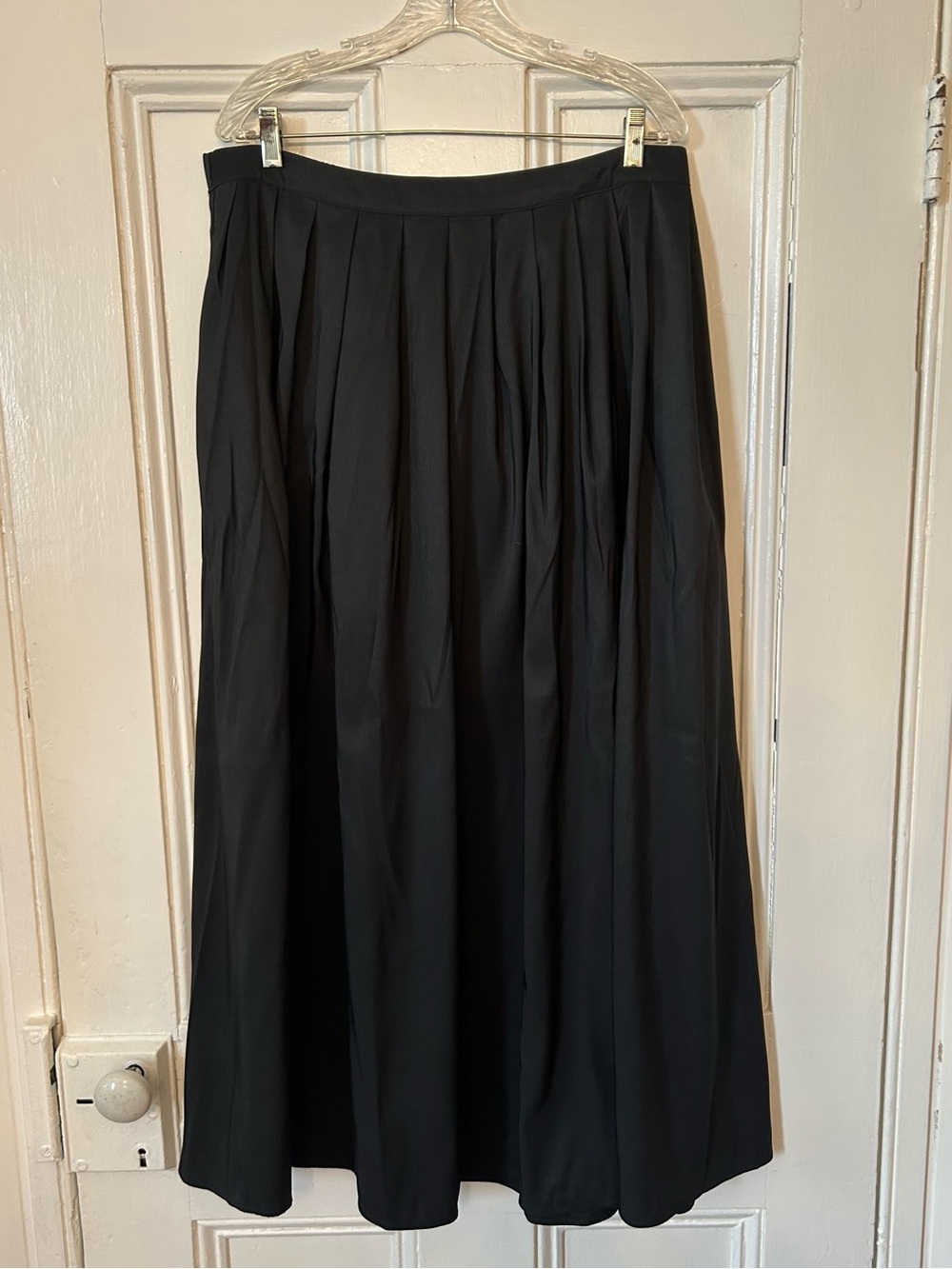 Flowing black maxi skirt size XL. Flat waistband in front elastic in back